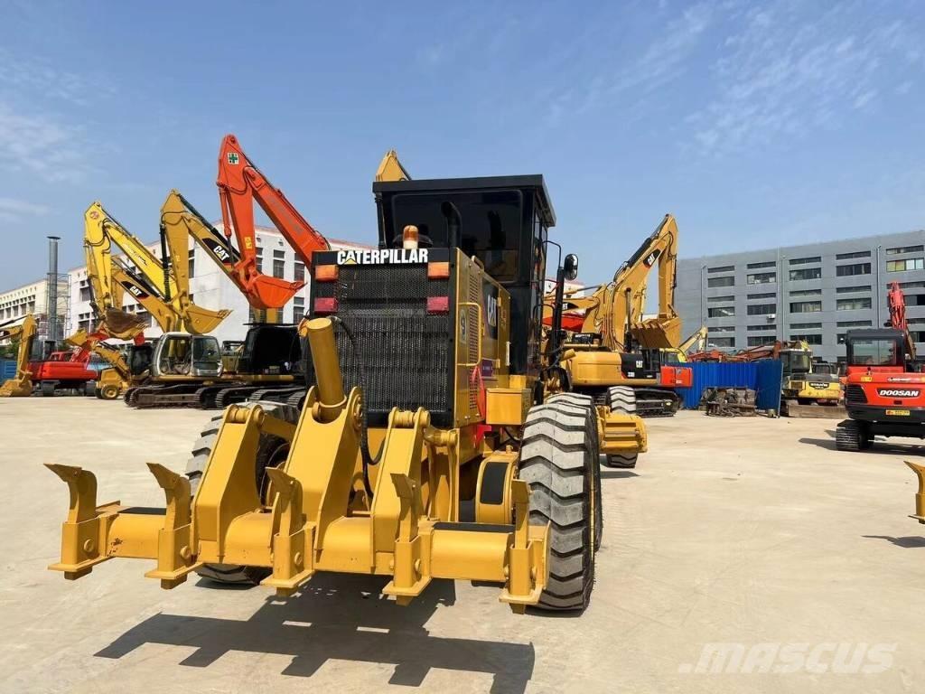 CAT 140 K معدات تمهيد الطرق