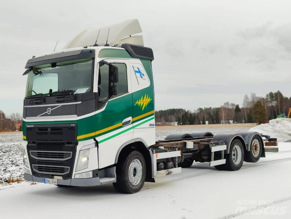 Volvo FH 13 شاحنات بمقصورة وهيكل