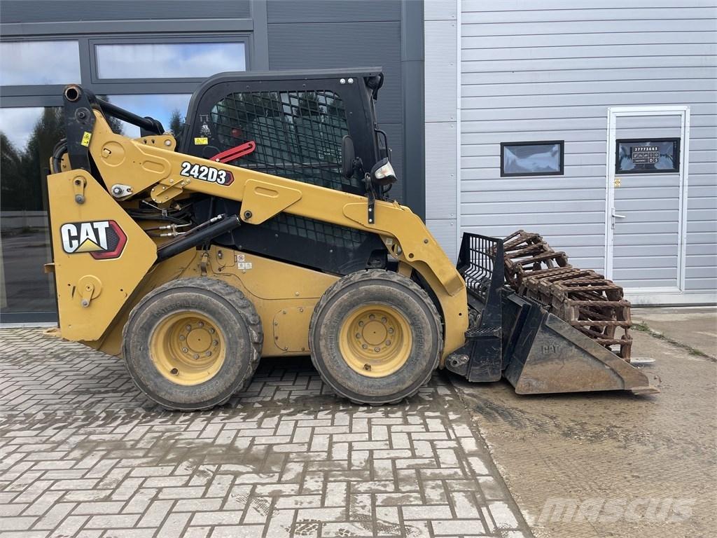 CAT 242D3 لوادر انزلاقية التوجيه