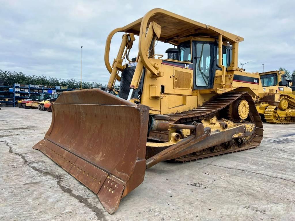 CAT D8R بلدوزرات مجنزرة