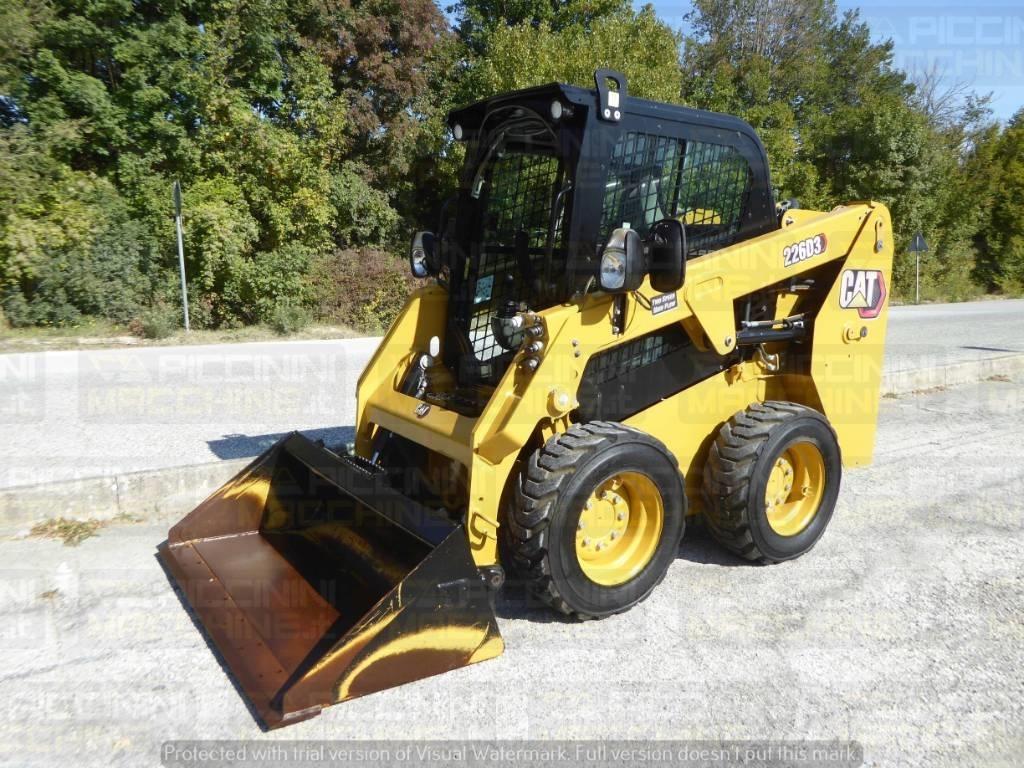 CAT 226D3 لوادر انزلاقية التوجيه