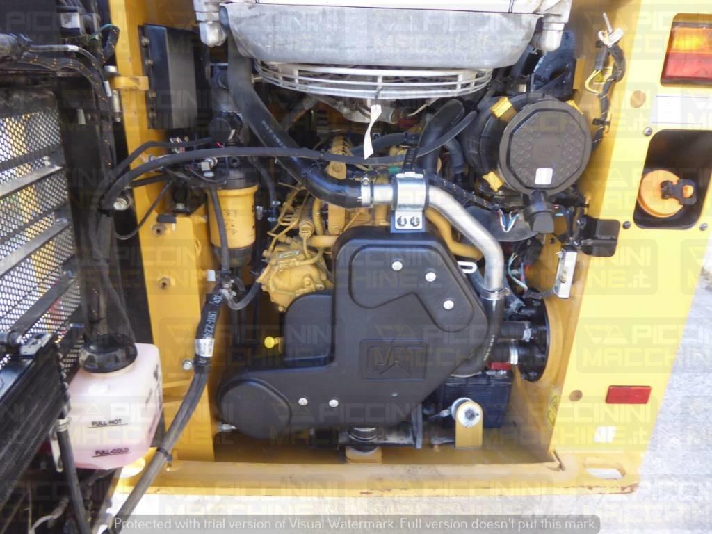 CAT 226D3 لوادر انزلاقية التوجيه