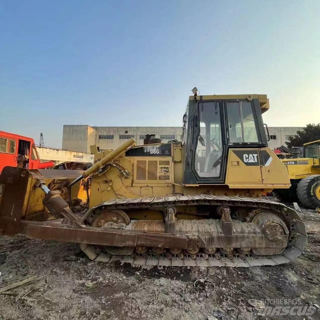 CAT D 6 G بلدوزرات مجنزرة