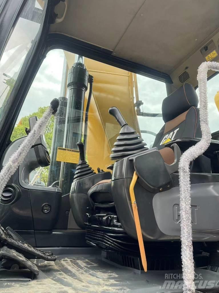 CAT 320 D حفارات زحافة