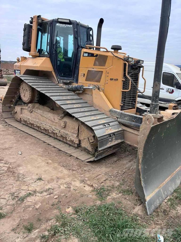 CAT D 6 N LGP بلدوزرات مجنزرة