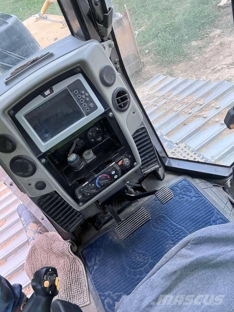 CAT D 6 N LGP بلدوزرات مجنزرة