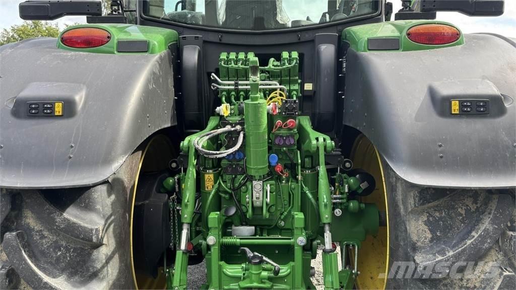 John Deere 6R215 الجرارات