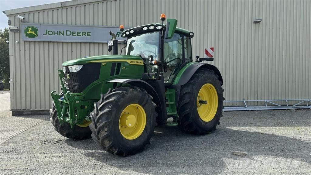 John Deere 6R215 الجرارات