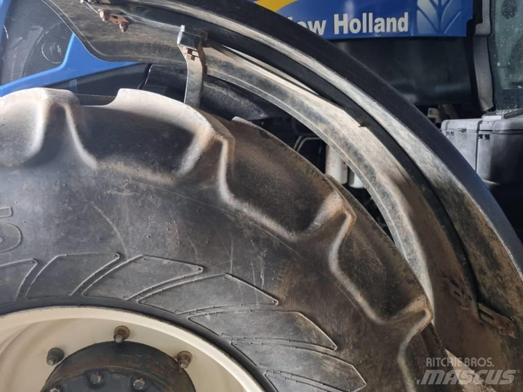 New Holland T 7060 الجرارات