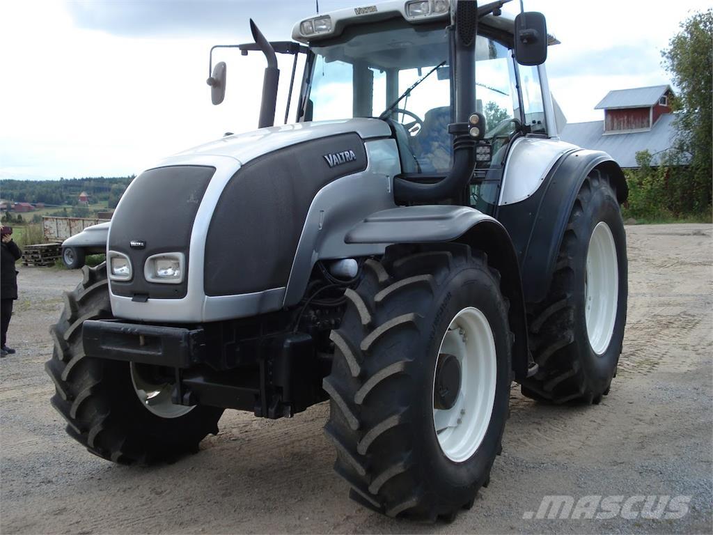 Valtra M150-4 الجرارات