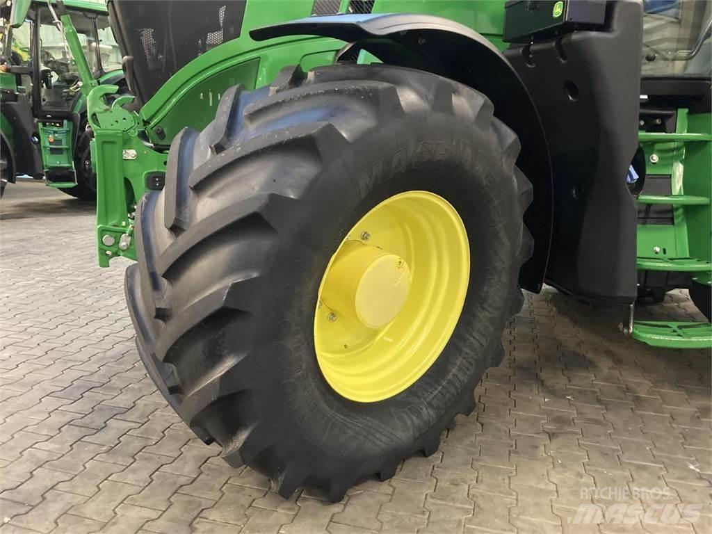 John Deere 6R 215 الجرارات