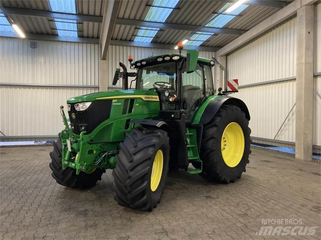 John Deere 6R 215 الجرارات