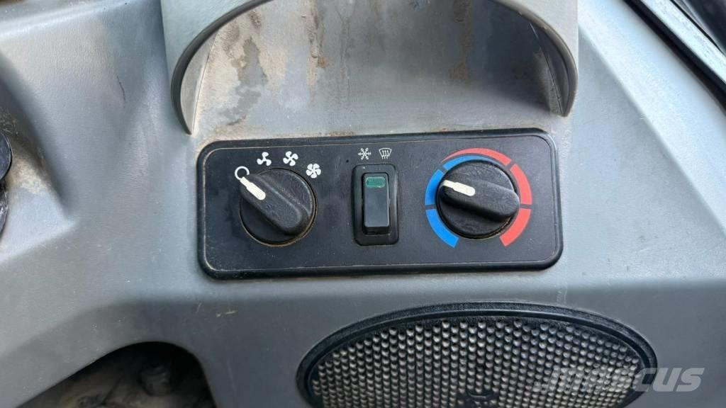 Bobcat T 590 لوادر انزلاقية التوجيه