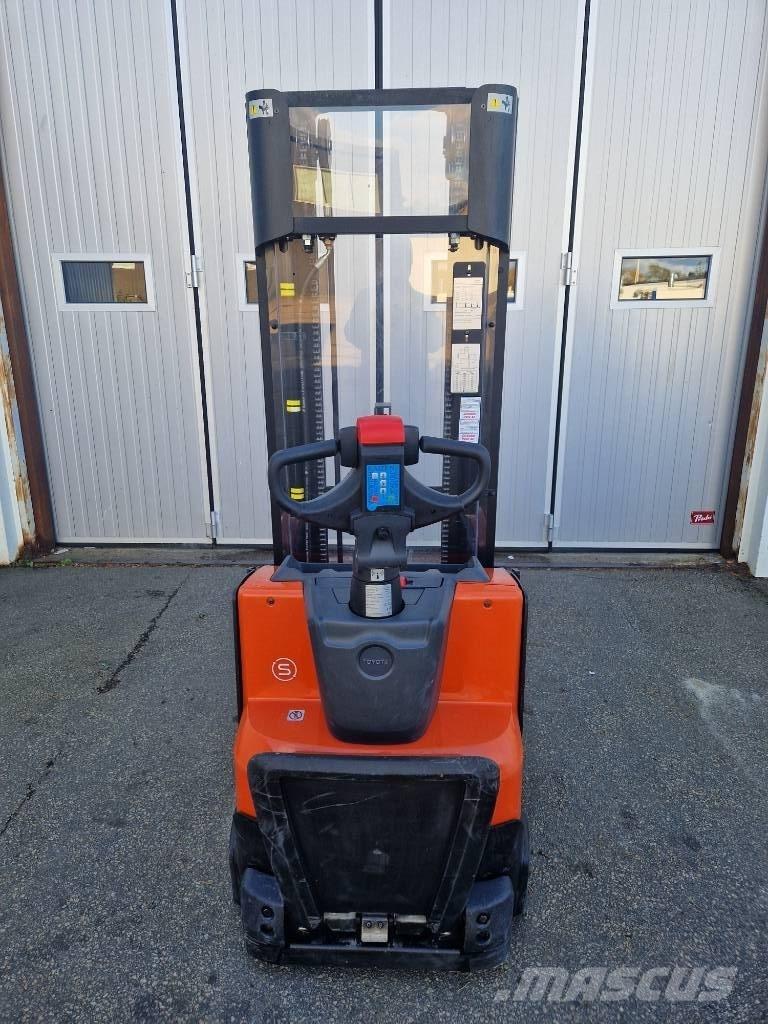 BT SWE 120 L.  57 tim معدات التكديس الجوالة