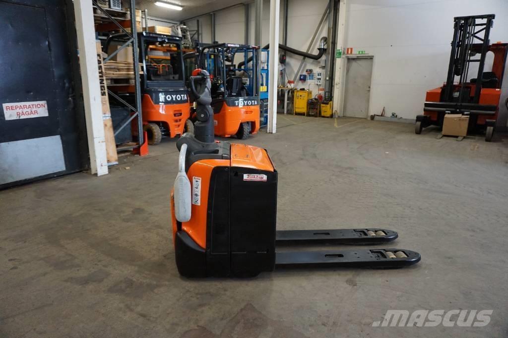 Toyota LPE220 رافعة منخفضة المستوى ذات منصة