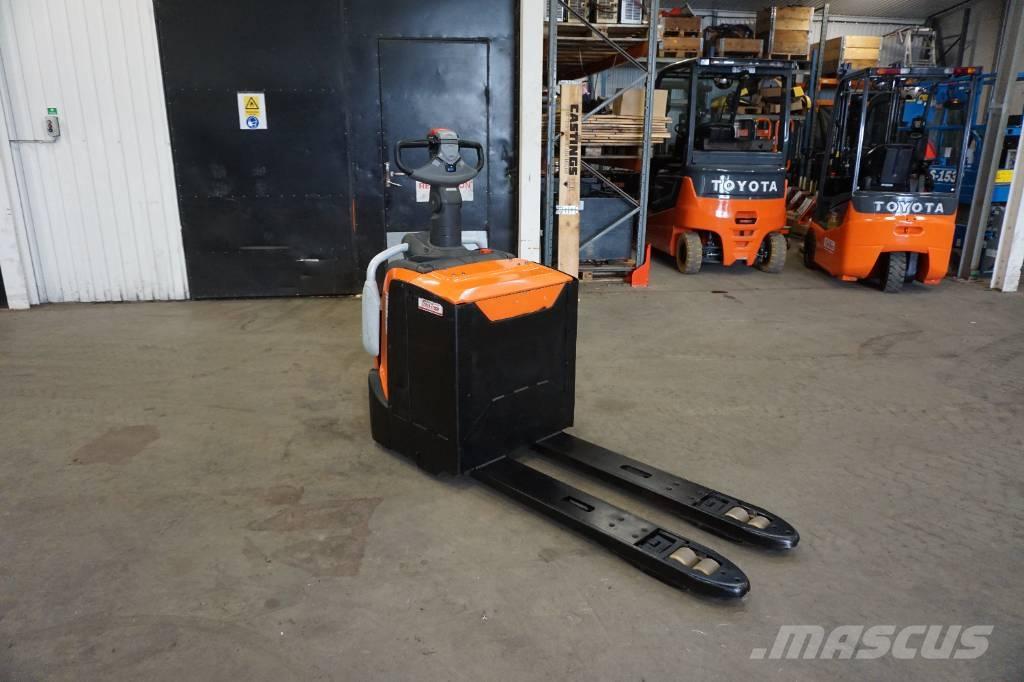 Toyota LPE220 رافعة منخفضة المستوى ذات منصة