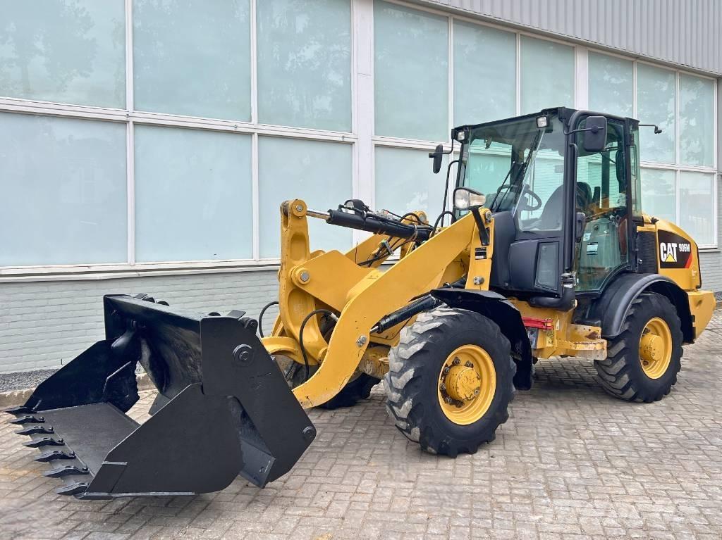 CAT 906 M    2016 لوادر بعجل