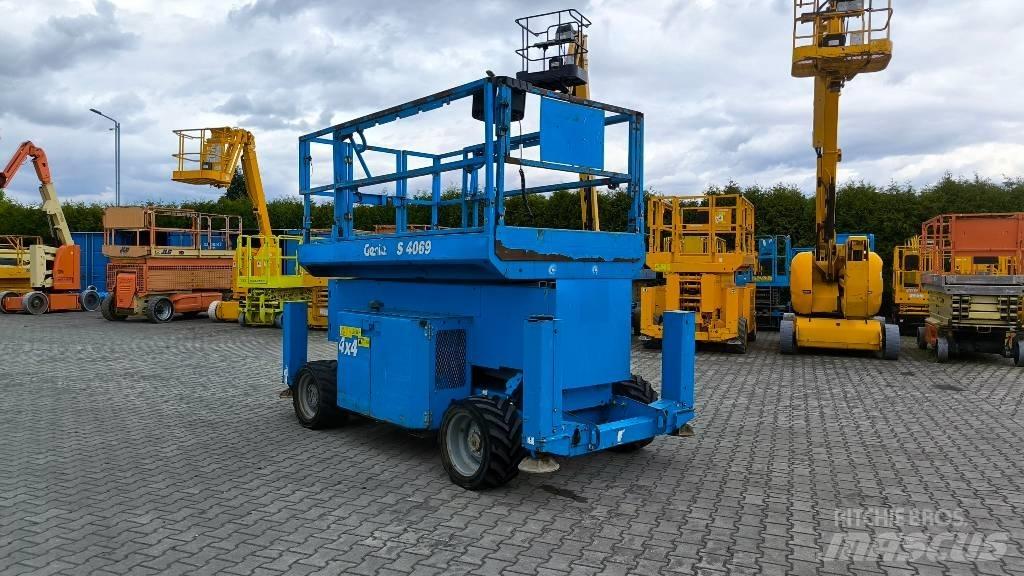 Genie GS 4069 رافعات مقصية الشكل