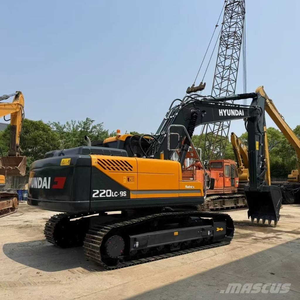 Hyundai R220LC-9S حفارات وسط 7 طن - 12 طن
