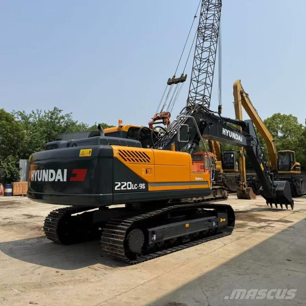 Hyundai R220LC-9S حفارات وسط 7 طن - 12 طن