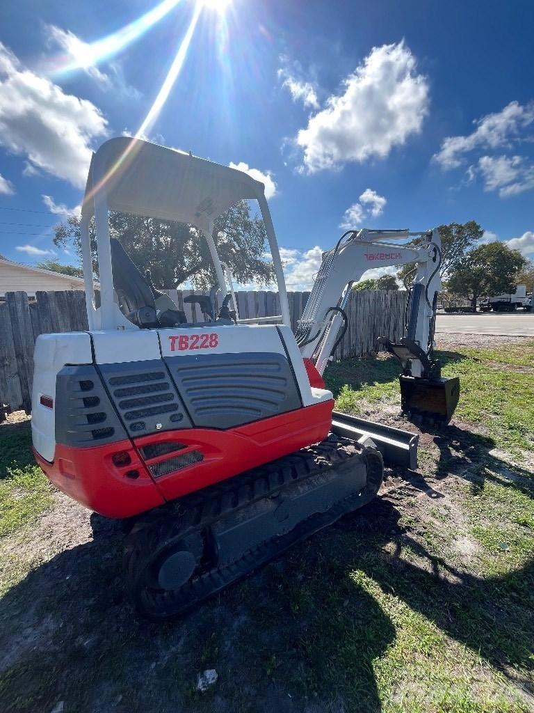 Takeuchi TB 228 حفارات صغيرة أقل من 7 طن (حفارات صغيرة)