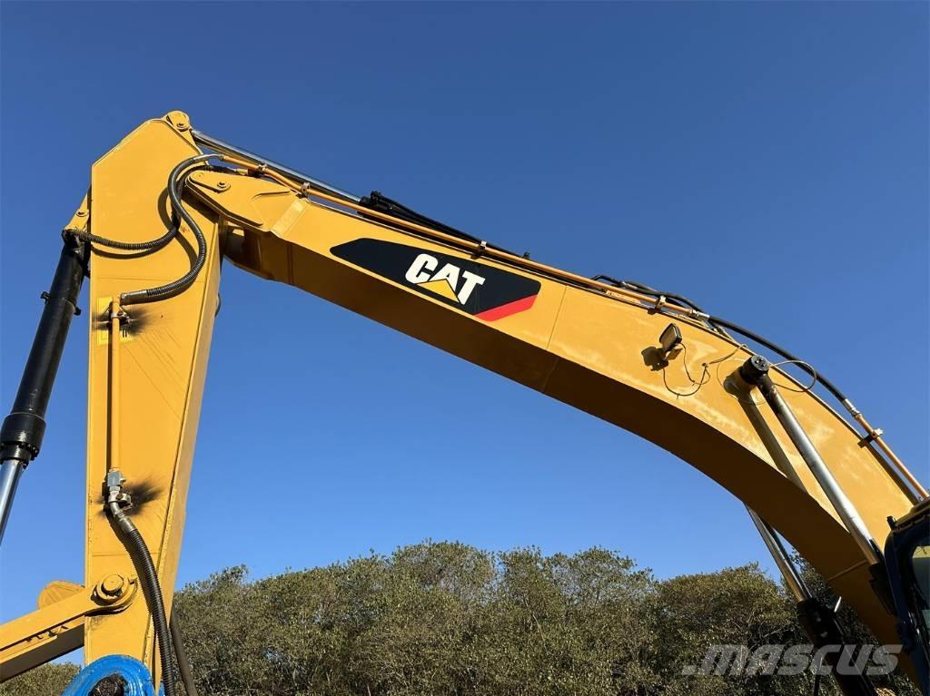 CAT 320 D L حفارات زحافة
