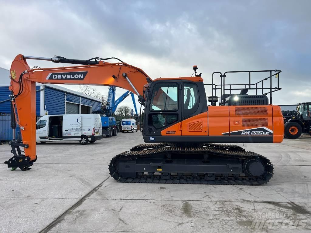 Develon DX 225 LC-7 حفارات زحافة