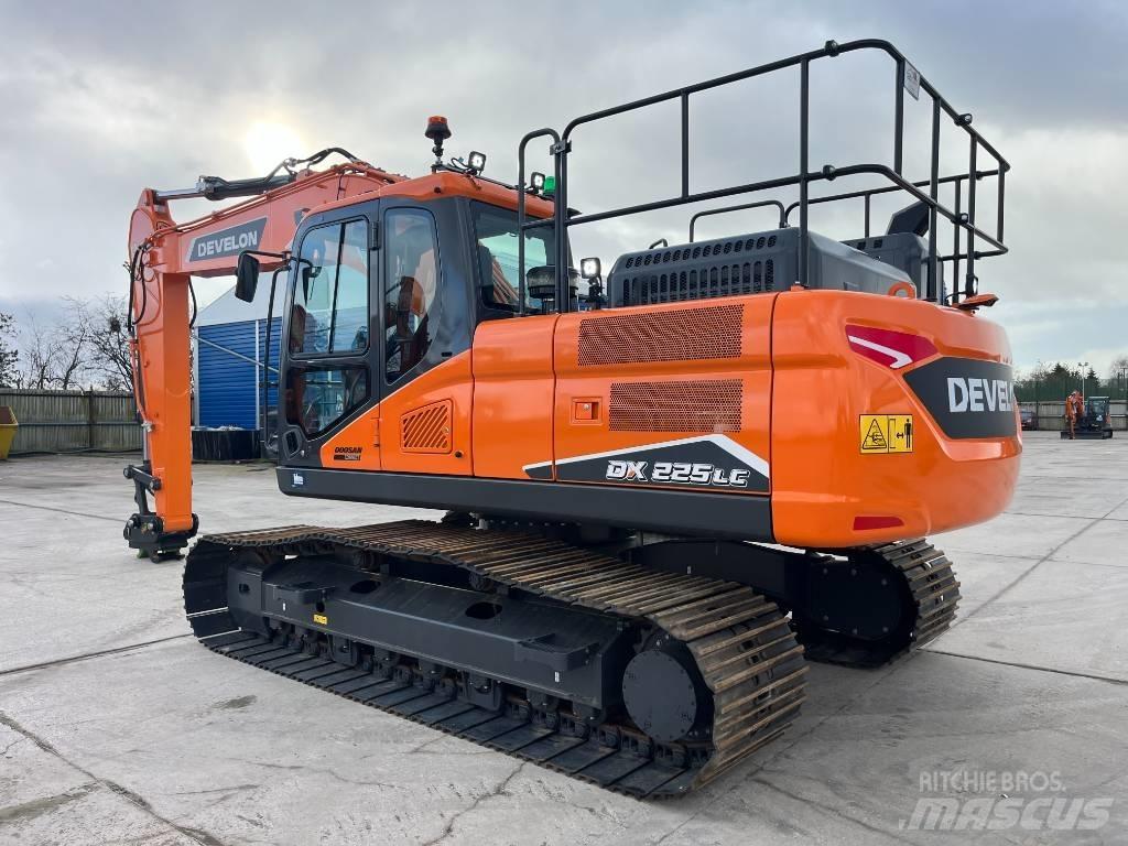 Develon DX 225 LC-7 حفارات زحافة