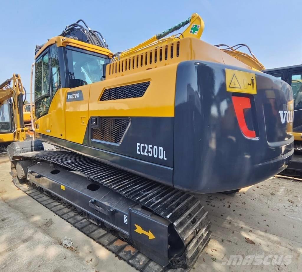 Volvo EC 250 D حفارات زحافة