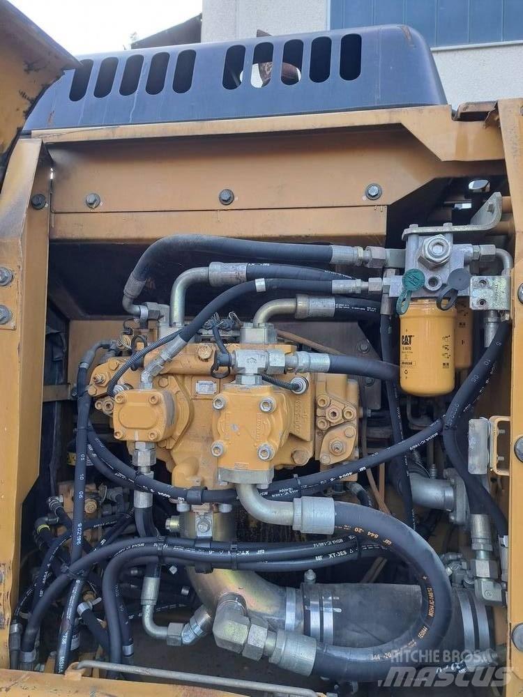 CAT 319 C LN حفارات زحافة