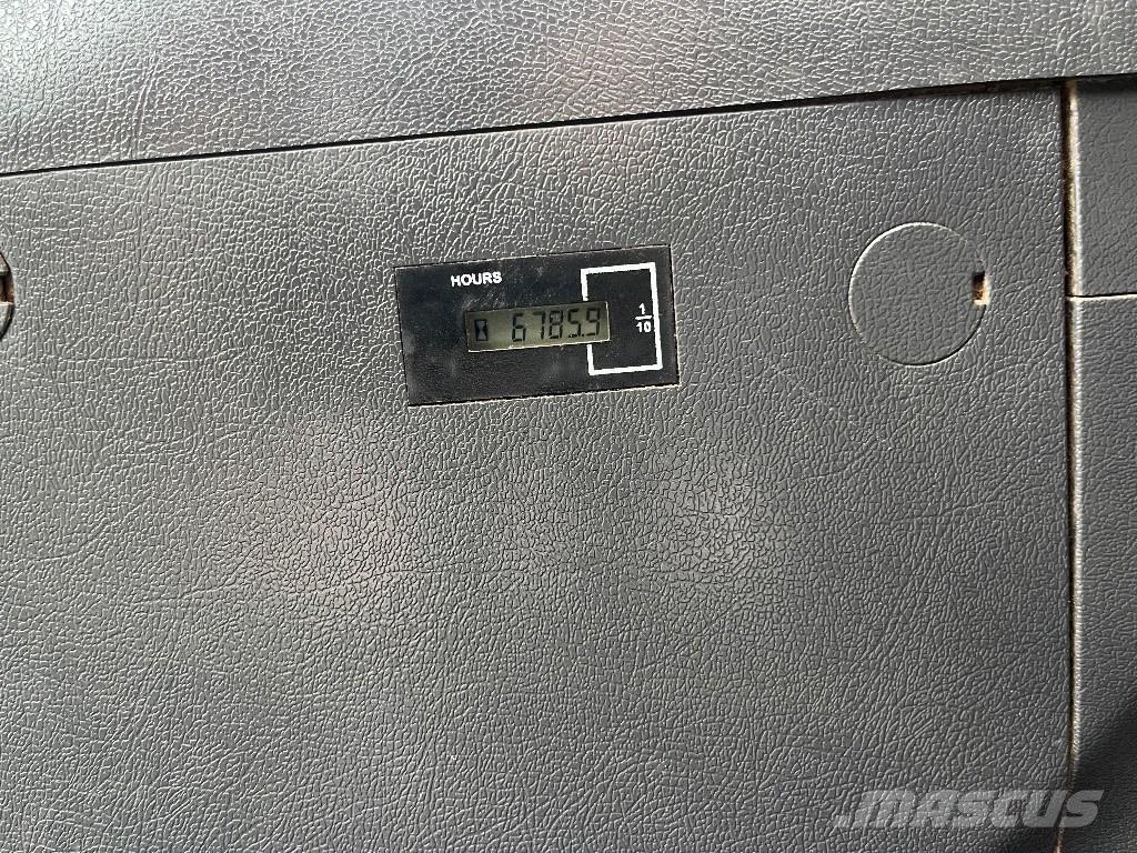 Hyundai HX220L حفارات زحافة