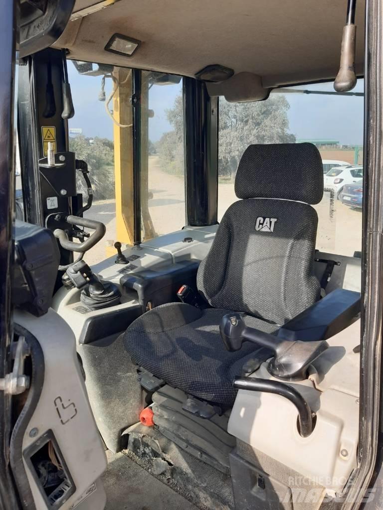 CAT D6N LGP بلدوزرات مجنزرة