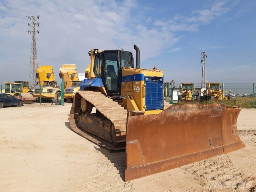 CAT D6N LGP بلدوزرات مجنزرة