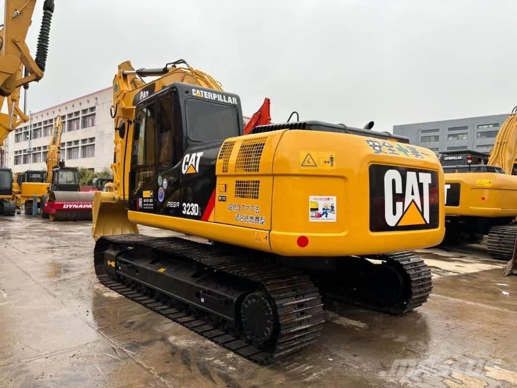 CAT 323 D حفارات زحافة