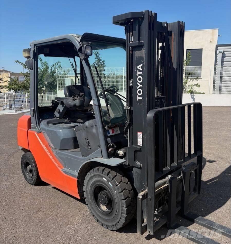 Toyota 02-8 FDF 25 شاحنات الديزل