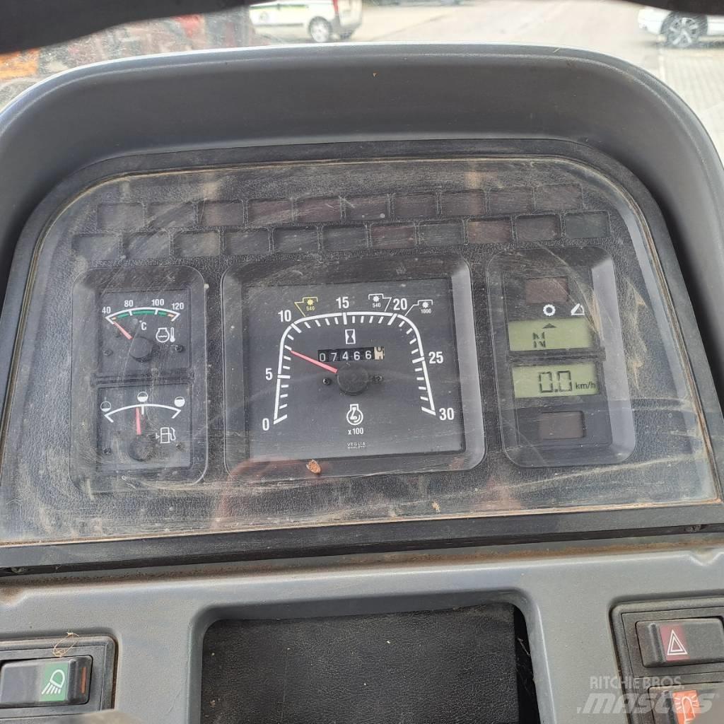 New Holland TS 110 الجرارات