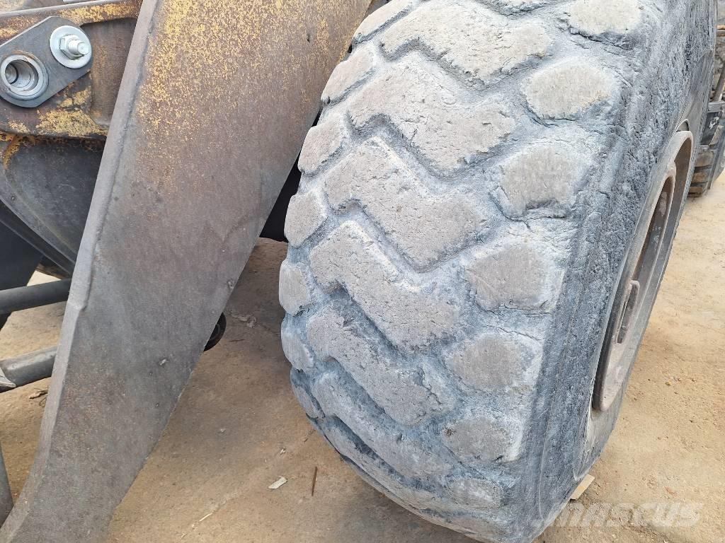 CAT 980 C لوادر بعجل