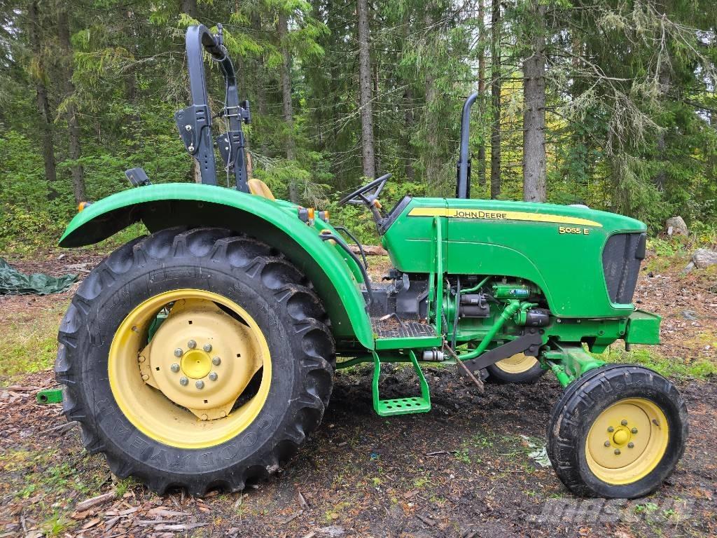 John Deere 5055 E الجرارات