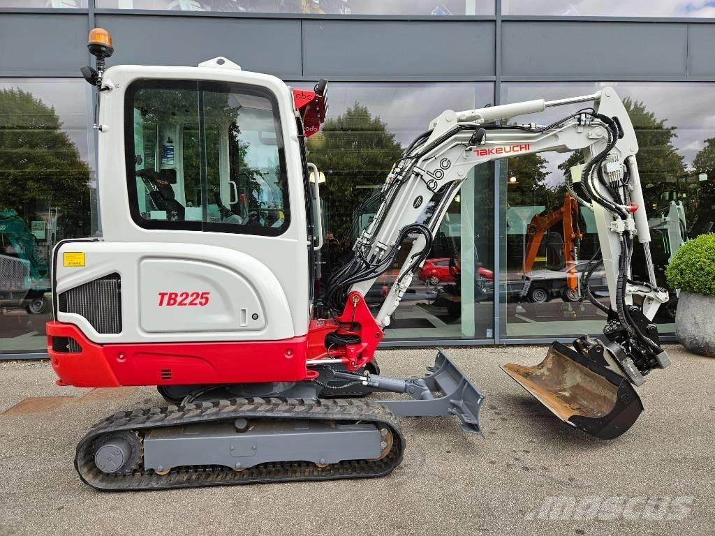 Takeuchi TB 225 حفارات صغيرة أقل من 7 طن (حفارات صغيرة)