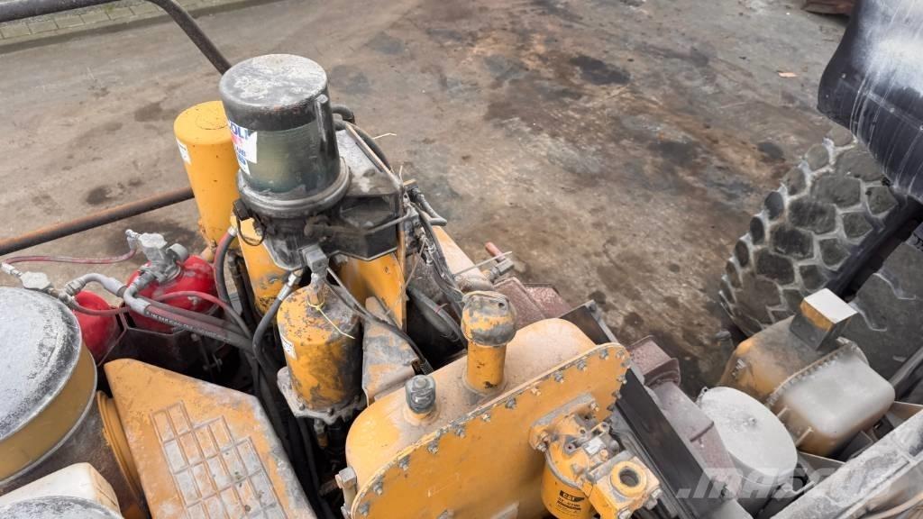CAT 775 D شاحنات المخلفات الصلبة