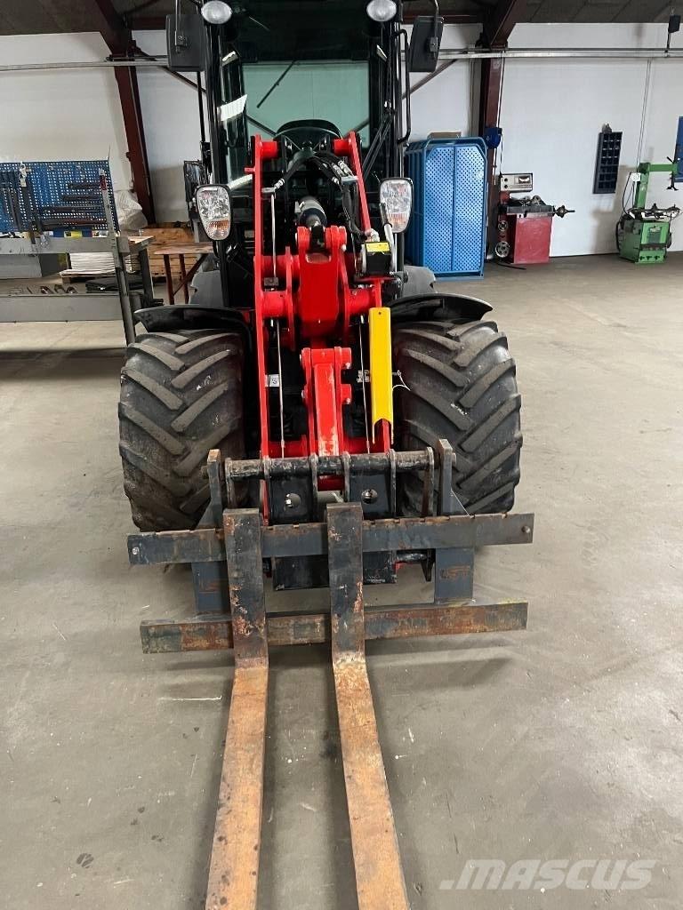 Manitou MLA 5-50 H لوادر صغيرة