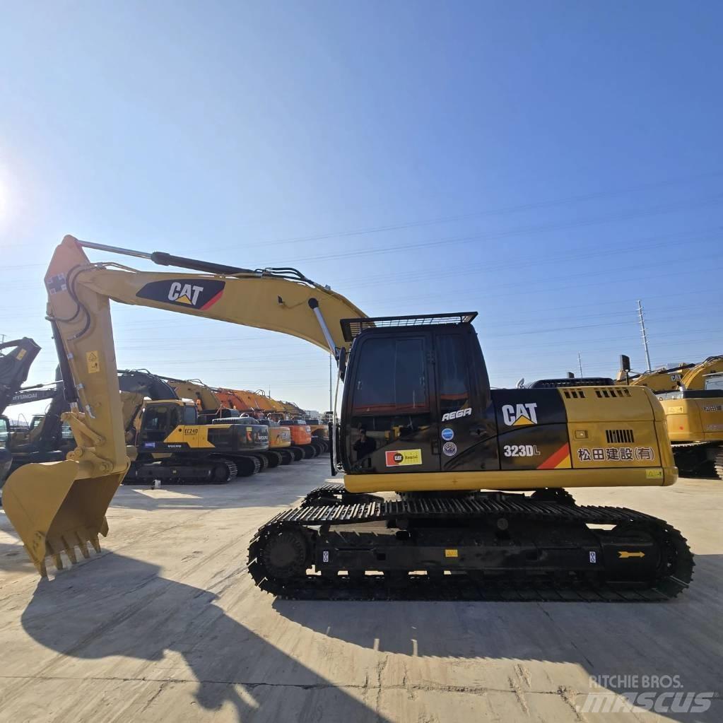 CAT 323 D L حفارات وسط 7 طن - 12 طن