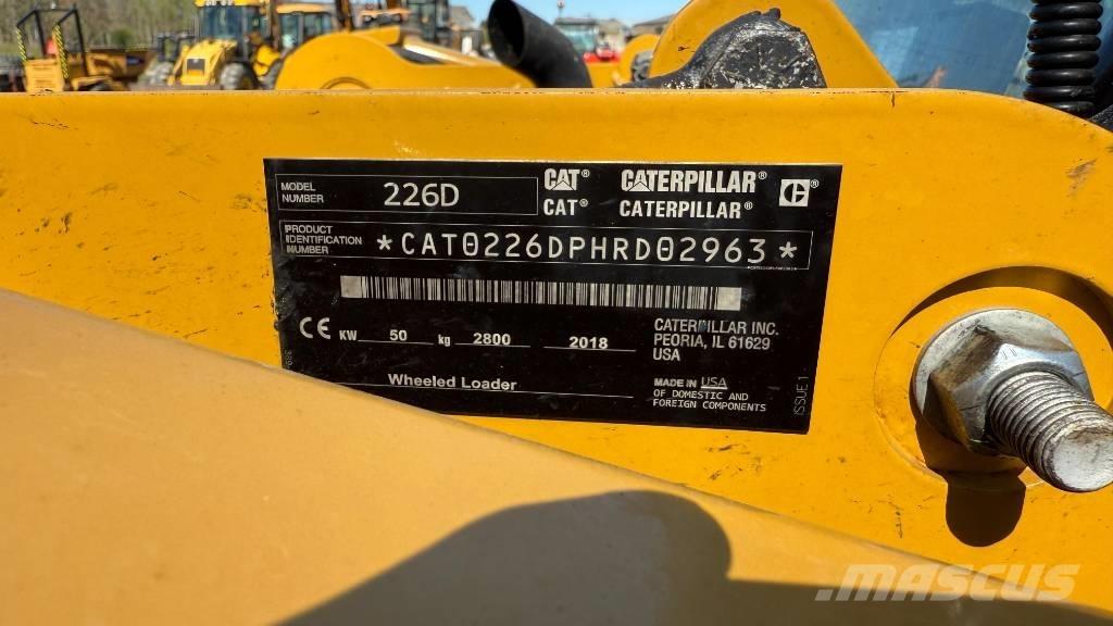 CAT 226 D لوادر انزلاقية التوجيه