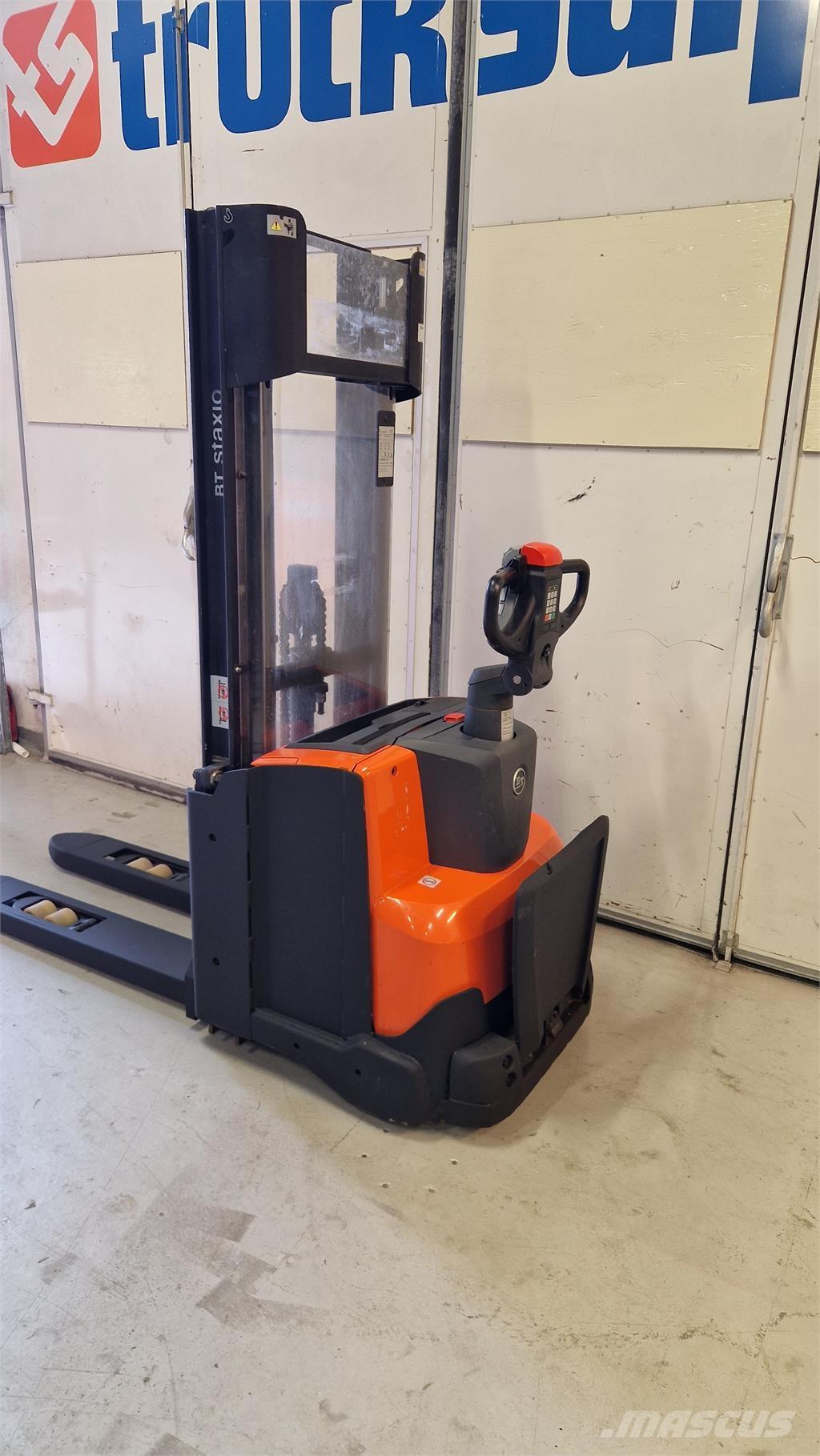 Toyota SWE140L شاحنات مناولة ذاتية الدفع