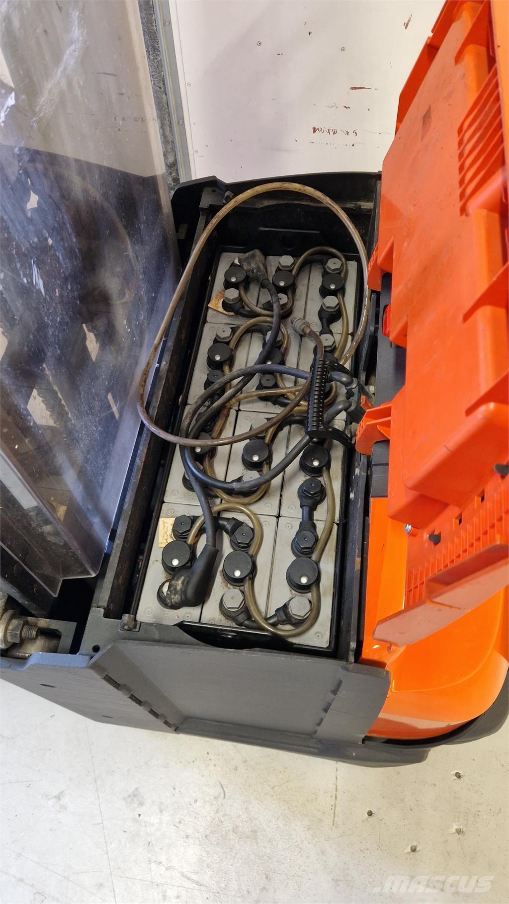 Toyota SWE140L شاحنات مناولة ذاتية الدفع