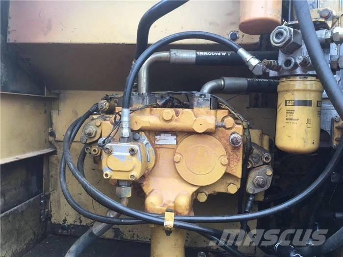 CAT 320 C حفارات زحافة