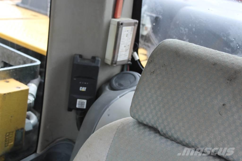 CAT 319 D L حفارات زحافة