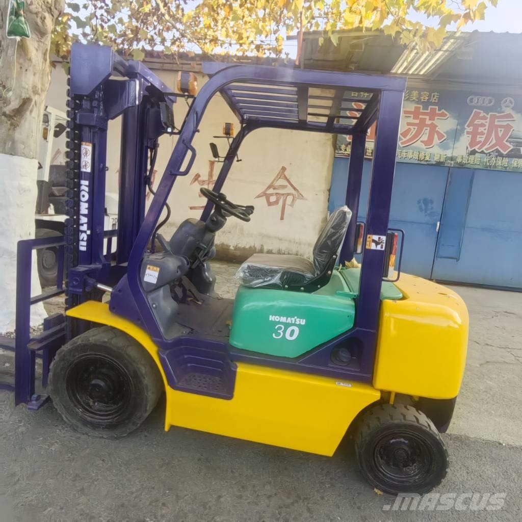 小松叉车 3t شاحنات الديزل