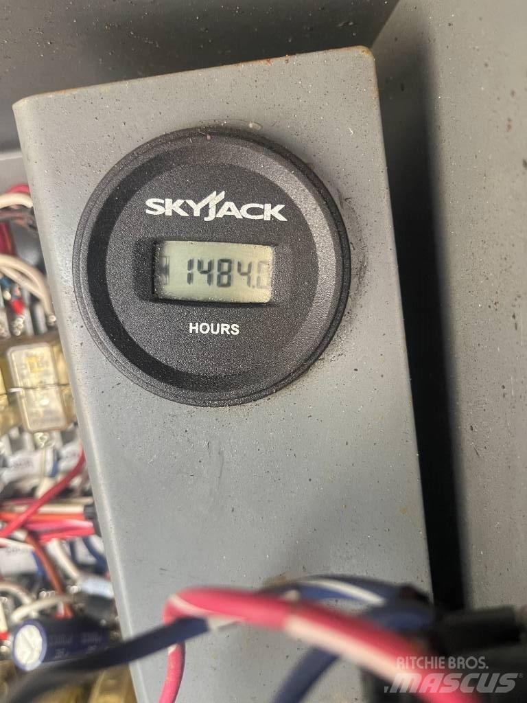 SkyJack SJ 9250 RT رافعات مقصية الشكل