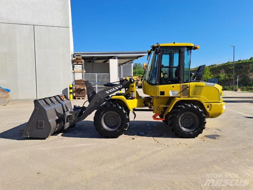 Volvo L 35 G لوادر انزلاقية التوجيه